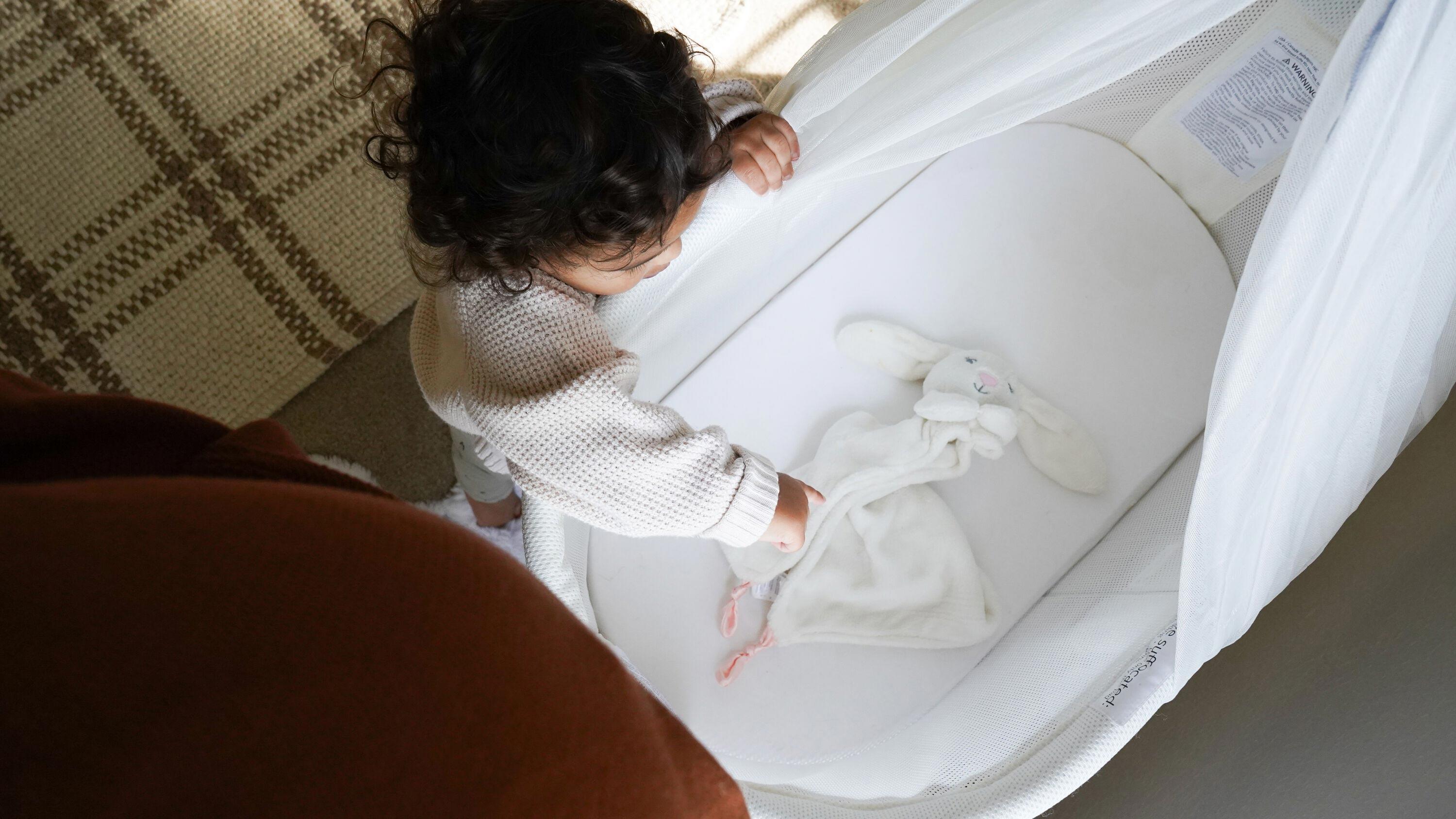 Baby Cradle in white mesh - BabyBjörn