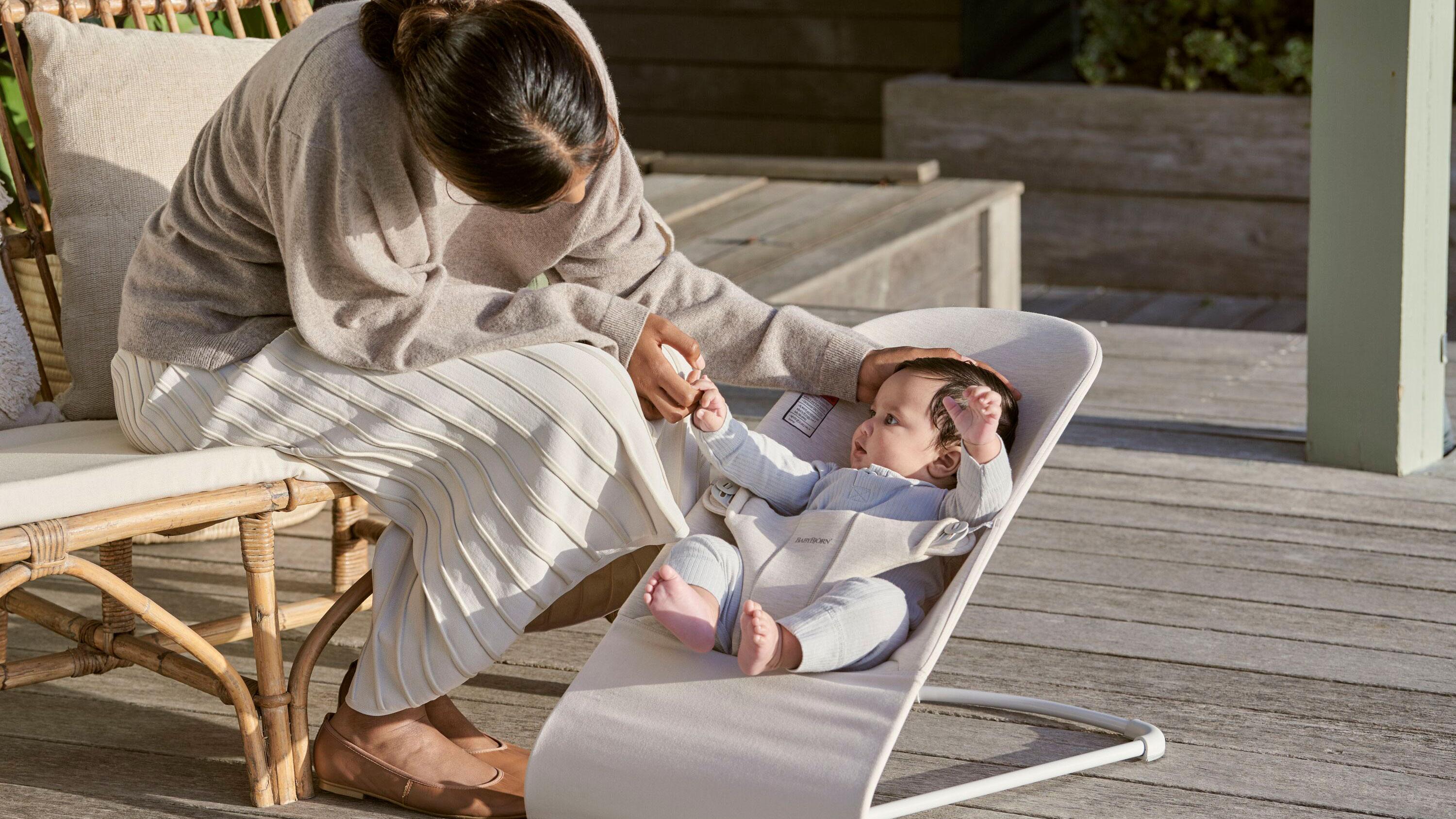 Bouncer Bliss in Light beige 3d jersey with toy Soft friends - BabyBjörn